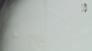 將浸泡了30分鐘的米放入電飯煲中，在水中加入半勺油。