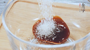 合上蓋子，啟動(dòng)電源煮飯。期間混合好調(diào)味汁。