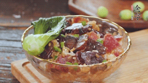 期間用開水燙熟青菜，煎好荷包蛋~ （懶人可忽略此步）