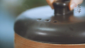 水開(kāi)后轉(zhuǎn)中火蒸50-60分鐘。