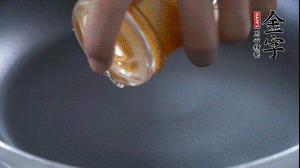 植物油入鍋，翻炒冬瓜。