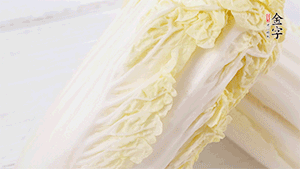 娃娃菜洗凈，對半切。