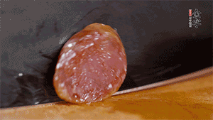 金字火腿肉香腸上鍋蒸15分鐘，切片備用。