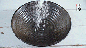 面粉加適量清水，攪拌成糊狀。