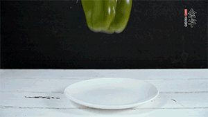 雞蛋打散，加青椒粒、蔥花攪拌。