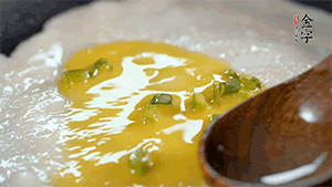 將雞蛋液鋪到面餅上，放上香腸。