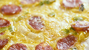 撒上一些芝麻，準(zhǔn)備一些番茄醬，一份早餐就做好了。