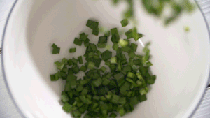 韭菜洗凈，切粒。
