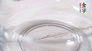 雞蛋加鹽、黃酒均勻打散，下鍋炒散。