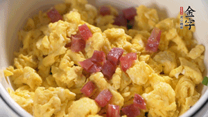 將香腸、韭菜、雞蛋攪拌均勻，可適當(dāng)加玉米油、十三香、味精調(diào)味。