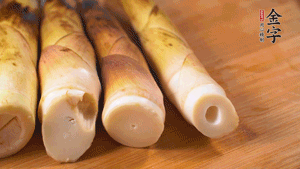 春筍剝?nèi)ネ鈿?，切成滾刀塊。