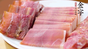 擺盤后鋪上老豆腐，淋點料酒，灑點白糖上鍋蒸20分鐘。