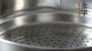 出鍋后，倒扣臘味，撒上蔥花即可。