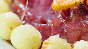 出鍋前10分鐘淋上蜂蜜，倒扣出來撒上桂花，擺上胡蘿卜裝飾即可。