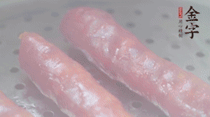 金字香腸上鍋，大火蒸5分鐘，切片備用。