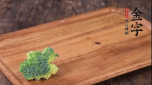 西蘭花清洗后，切成小塊焯水。