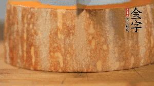 南瓜去皮洗凈后，切成規(guī)則的長方形。