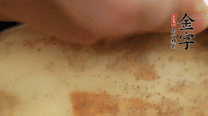 金字香腸切片，藕去皮切薄片備用。