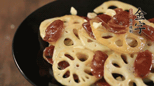 出鍋前加少許鹽調(diào)味，撒上蔥花即可。