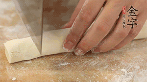 均勻切段后搓成長條狀，繞到香腸上，以紅豆點(diǎn)綴眼睛。