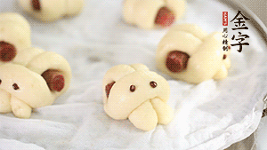 上鍋大火蒸20分鐘后，關(guān)火燜5分鐘就可以了。