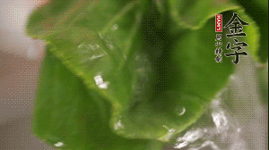 小青菜從根部掰開(kāi)，分別洗凈。