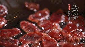 鍋中油7成熱時(shí)，香腸片翻炒均勻，然后依順序加胡蘿卜絲、小青菜、面條。