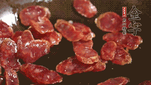 鍋中油7成熱時，，先放香腸煸香，再放荷蘭豆、小玉米均勻翻炒。（可淋點(diǎn)料酒或清水讓香腸口感軟一些）