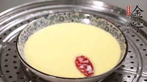 將香腸片均勻鋪上，繼續(xù)蒸6分鐘。