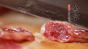 金字香腸蒸或煮至7成熟，切成片備用。