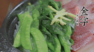 燜好的米飯開蓋，放入菜心、荷蘭豆，澆上調(diào)味汁拌勻。