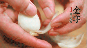 鮮百合花瓣剝成片。