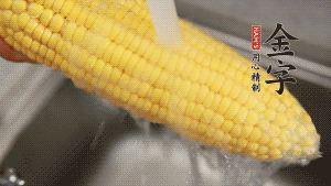 蓮藕切塊、玉米切段、荸薺削皮。