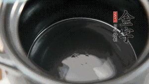 依次把排骨、玉米、蓮藕、荸薺放入砂鍋中。（根據(jù)食材的難易熟度放置，難熟的放下面，其他湯品也是一樣。）