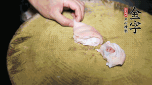 新鮮豬蹄切成塊狀，冷水入鍋，加姜片、黃酒汆燙3分鐘，出鍋后洗凈。（要先將豬蹄的蹄甲和毛處理干凈，如果有毛扎扎的感覺，非常影響口感。大火燒開后，撇去血沫，要多撇幾遍至干凈，這樣才可使湯色更鮮亮、清淡不油膩。）