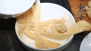 竹蓀淡鹽水泡發(fā)后，剪去菌蓋頭（封閉的一端），切成小段。生姜切片，蔥切段備用。