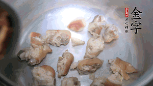 煎至兩面略金黃時，加適量熱水燉至奶白。