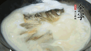 然后加竹蓀段、姜片、枸杞、火腿片，以少量鹽、黃酒調味，大火燉煮10分鐘。