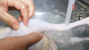 土雞處理干凈。（如果買不到土雞，一般的雞也是可以的，不過需要汆水。溫水下鍋汆燙7分鐘左右，汆燙時需要適時翻動。汆燙雞肉是為了去掉生腥味，也是一次徹底清潔的過程，可以使燉出的湯清爽而不渾濁，鮮香而無異味）