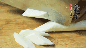 生姜刮去皮切成片，山藥去皮洗凈切成小塊備用。（山藥建議選擇軟糯的鐵棍山藥，口感上更好喲~）