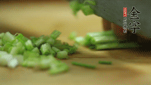 小蔥切成蔥花。