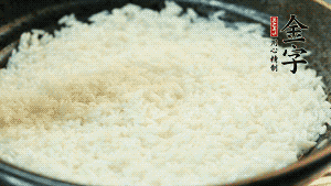 浸泡后的大米加入2湯匙生抽、1湯匙老抽調(diào)味。