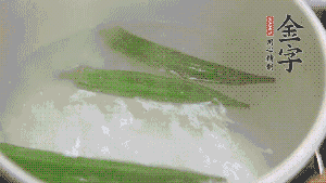 在煮面湯時，就可以做其他步驟了。比如把秋葵汆水，橫切成星星造型；雞蛋煮熟，切成兩半；黃瓜切成絲。