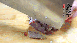 金字鹵牛肉打開包裝，把牛肉切成片狀。（眼見為實，用一整塊牛肉鹵制的鹵牛肉哦，牛肉的香氣感覺撲鼻而來有木有！?。。?>
					</div>
					<span>步驟 6/7</span>
					<p>金字鹵牛肉打開包裝，把牛肉切成片狀。（眼見為實，用一整塊牛肉鹵制的鹵牛肉哦，牛肉的香氣感覺撲鼻而來有木有?。。。?/p>
				</li><li>
					<div   id=