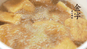 另起一個湯鍋，倒入適量清水，加入炸好的豆腐塊。待水沸騰后，加入臘肉，用生抽、料酒、火腿高湯調(diào)味。燉煮至臘肉熟透，加辣椒圈增加點辣味。（調(diào)料可以根據(jù)個人口味適當調(diào)整，火腿高湯能夠讓湯汁更加層次豐富。）