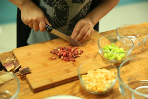 金字火腿隔水蒸15分鐘后切成小丁。