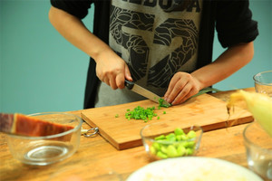 當然，如果你愛吃蔥，可以切點蔥花加入。