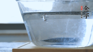 紅豆提前浸泡備用。