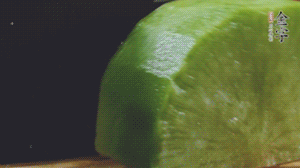 青蘿卜去皮切小塊。