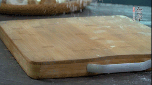 【面皮】3.案板撒點糯米粉，將面團(tuán)搓成均勻的小團(tuán)子。